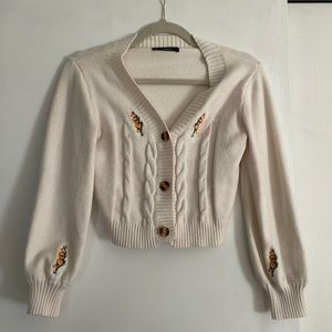 Cream cropped sweater. Embroidered flowers. 3 buttons.